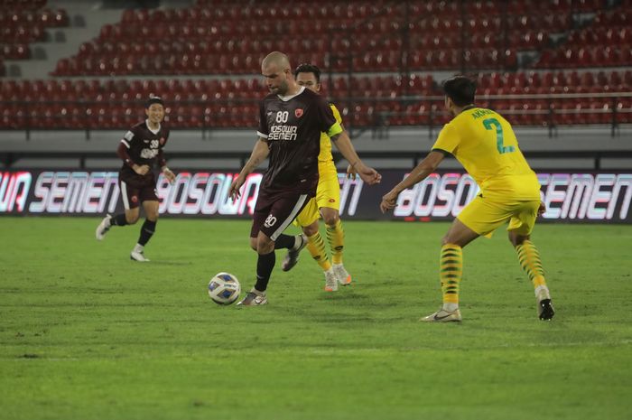 Pemain PSM Makassar, Wiljan Pluim saat menguasai bola dalam laga melawan Kedah Darul Aman di laga semifinal Piala AFC 2022 zona ASEAN di Stadion Kapten I Wayan Dipta, Gianyar, Bali, Selasa (9/8/2022).