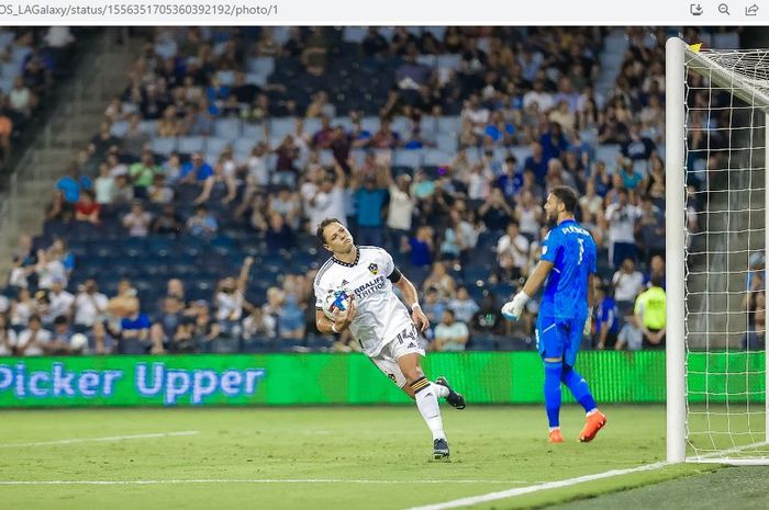 Aksi Javier 'Chicharito' Hernandez saat mencetak gol untuk LA Galaxy.