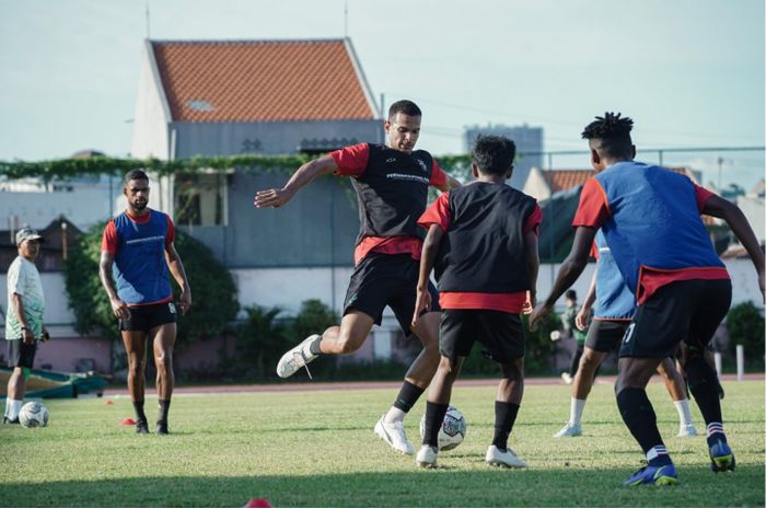 Pemain Persebaya, Leo Lelis dalam latihan bersama tim.