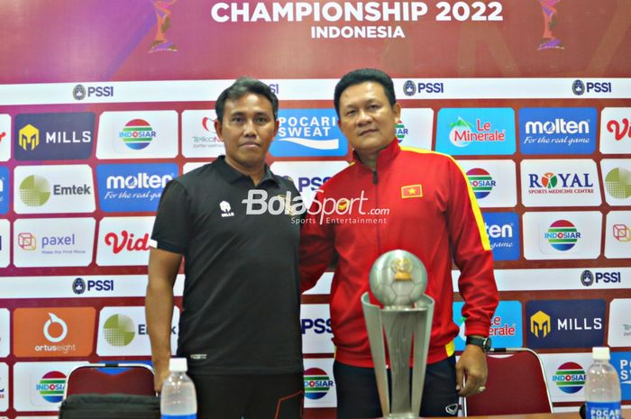 Bima Sakti bersama Nguyen Quoc Tuan saat konferensi pers jelang laga final Indonesia versus Vietnam di Stadion Maguwoharjo, Sleman, Kamis (11/8/2022).