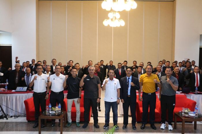 Sekjen PSSI, Yunus Nusi, bersama dengan para wasit dalam acara penilaian wasit yang bertugas di Liga 1 2022-2023 di Hotel UNY, Yogyakarta, Kamis (11/8/2022).