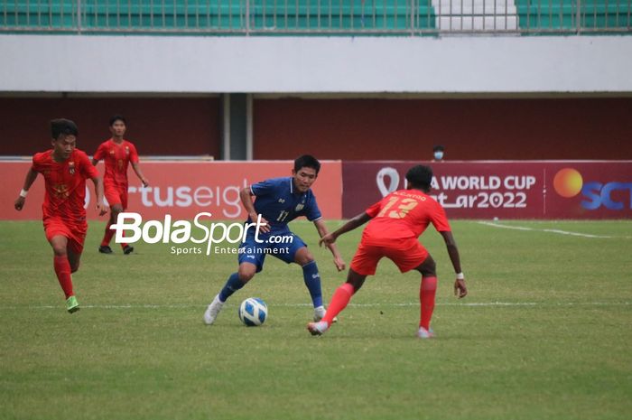 Duel Nanthipat Chaiman (Thailand) lawan Khon Cho Htoo (Myanmar) dalam laga perebutan juara ketiga Piala AFF U-16 2022 di Stadion Maguwoharjo, Sleman, Jumat (12/8/2022) sore WIB