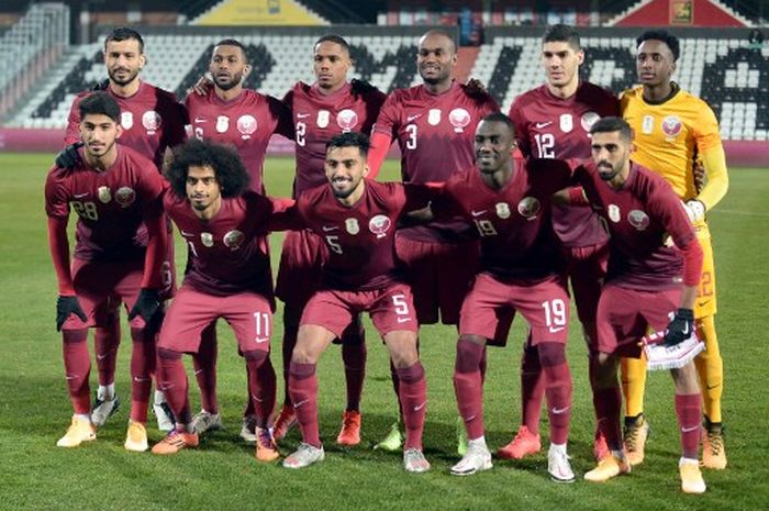 Anggota skuad timnas Qatar berpose jelang kick-off laga persahabatan melawan Kosta Rika di BSFZ Arena, Austria (13/11/2020).