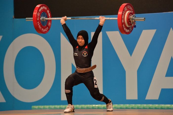 Lifter putri Indonesia, Siti Nafisatul  Hariroh, beraksi di kelas 45 kg cabang angkat besi di Konya, Turki, Kamis (11/8/2022) waktu setempat.