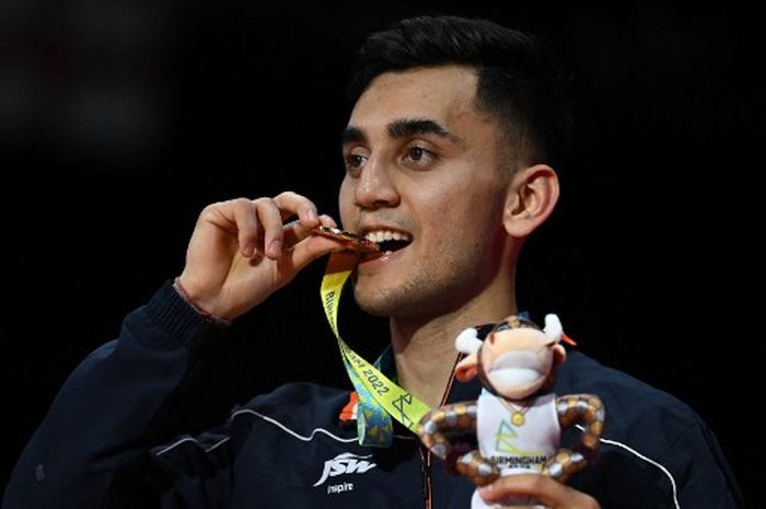 Pebulu tangkis tunggal putra India, Lakshya Sen, berpose dengan medali emas Commonwealth Games 2022 di NEC Arena, Birmingham, Inggris, Senin (8/8/2022)