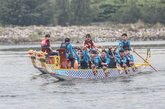 Suasana turnamen balap dayung perahu naga bertajuk Dragon Boat Festival 2022 di Pantai Ancol, Jakarta Utara, 2022.