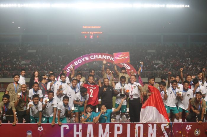 Selebrasi timnas U-16 Indonesia jadi juara Piala AFF U-16 2022 usai mengalahkan Vietnam dengan skor 1-0 di Stadion Maguwoharjo, Sleman (12/8/2022)