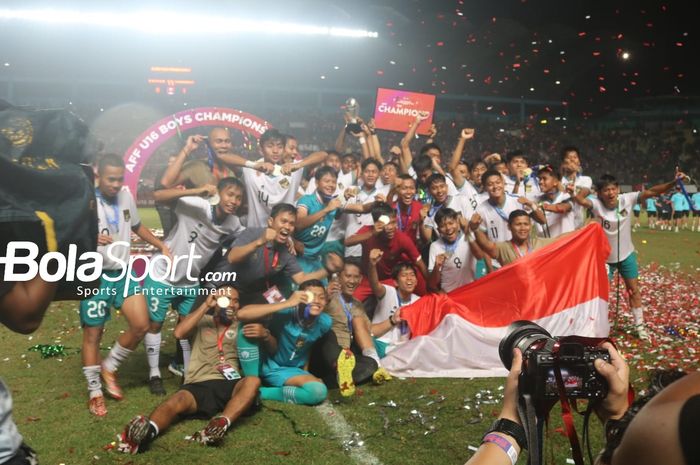 Skuat timnas U-16 Indonesia juara Piala AFF U-16 2022 di Stadion Maguwoharjo, Sleman, Jumat (12/8/2022).