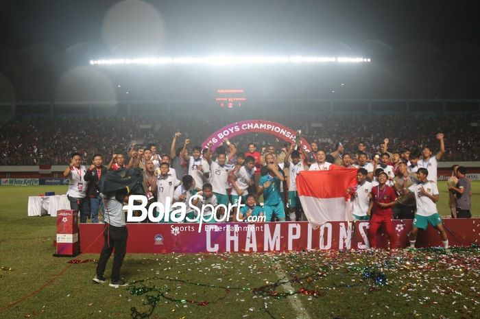 Skuat timnas U-16 Indonesia juara Piala AFF U-16 2022 di Stadion Maguwoharjo, Sleman, Jumat (12/8/2022).