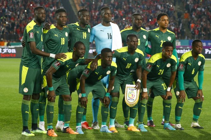 Sadio Mane (10) memimpin skuad timnas Senegal saat bertemu Mesir di kualifikasi Piala Dunia 2022 di Kairo (25/3/2022).