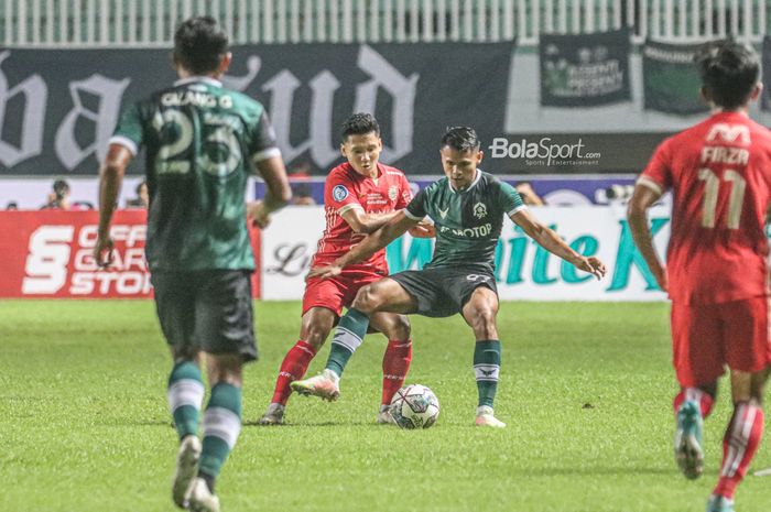 Striker Persikabo 1973,Dimas Drajad (kanan), sedang menguasai bola dan dibayangi gelandang Persija Jakarta bernama Syahrian Abimanyu dalam laga pekan keempat Liga 1 2022 di Stadion Pakansari, Bogor, Jawa Barat, 14 Agustus 2022.