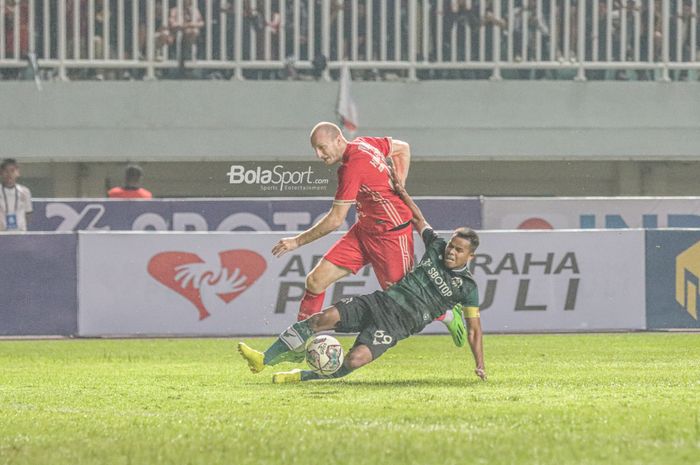 Gelandang Persikabo 1973, Manahati Lestusen (kanan), sedang menghalau bola yang dikuasai striker Persija Jakarta bernama Michael Krmencik (kiri) dalam laga pekan keempat Liga 1 2022 di Stadion Pakansari, Bogor, Jawa Barat, 14 Agustus 2022.