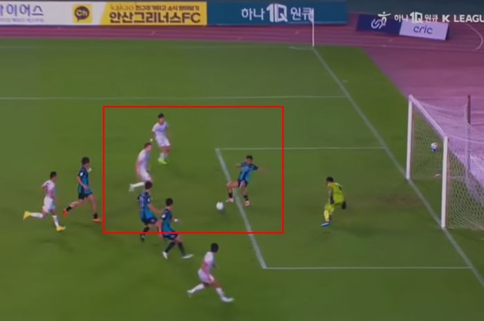 Sapuan orang terakhir Asnawi Mangkualam dalam laga Ansan Greeners vs Gwangju FC (13/8/2022). 