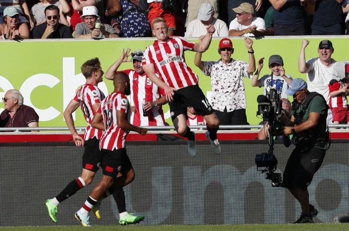 Pemain Brentford, Ben Mee, merayakan gol ke gawang Manchester United di Old Trafford, Sabtu (13/8/2022).