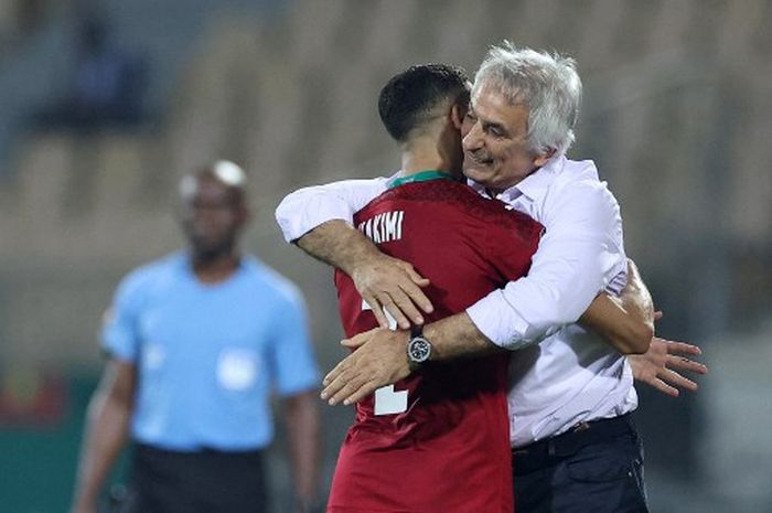 Vahid Halilhodzic memeluk Achraf Hakimi setelah cetak gol untuk timnas Maroko di laga Piala Afrika melawan Malawi di Yaounde, Kamerun (25/1/2022).