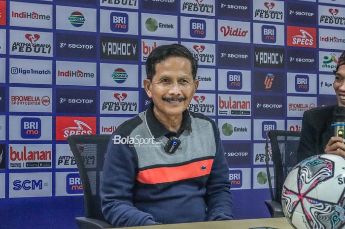 Pelatih Persikabo 1973, Djadjang Nurdjaman, nampak sumringah saat menghadiri sesi jumpa pers dalam laga pekan keempat Liga 1 2022 di Stadion Pakansari, Bogor, Jawa Barat, 14 Agustus 2022.