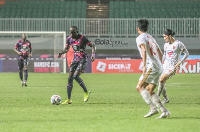 Gelandang RANS Nusantara FC, Makan Konate (kiri), sedang menguasai bola ketika bertanding dalam laga pekan keempat Liga 1 2022 di Stadion Pakansari, Bogor, Jawa Barat, 15 Agustus 2022.