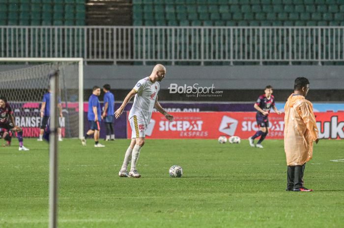 Pemain PSM Makassar, Wiljan Pluim, nampak sedang melakukan pemanasan seusai laga melawan RANS Nusantara FC sempat diguyur hujan dalam laga pekan keempat Liga 1 2022 di Stadion Pakansari, Bogor, Jawa Barat, 15 Agustus 2022.