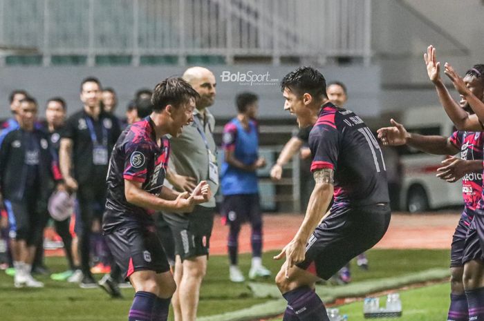 Mitsuru Maruoka (kiri) dan Victor Sallinas (kanan) sedang merayakan gol RANS Nusantara FC dalam laga pekan keempat Liga 1 2022 di Stadion Pakansari, Bogor, Jawa Barat, 15 Agustus 2022.