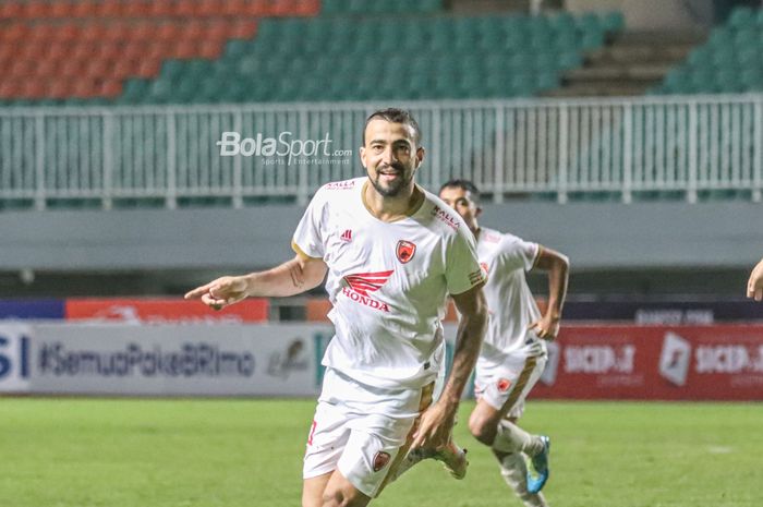 Striker PSM Makassar, Everton Nascimento De Mendonca, nampak sumringah seusai mencetak gol dalam laga pekan keempat Liga 1 2022 di Stadion Pakansari, Bogor, Jawa Barat, 15 Agustus 2022.