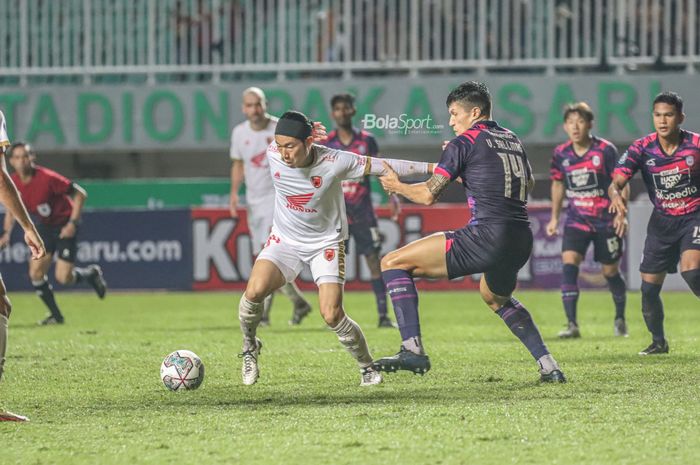 Pemain PSM Makassar, Kenzu Nambu (kiri), sedang menguasai bola ketika bertanding dalam laga pekan keempat Liga 1 2022 di Stadion Pakansari, Bogor, Jawa Barat, 15 Agustus 2022.