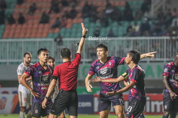 Bek RANS Nusantara FC, Victor Sallinas Ribeiro (kanan), mendapatkan kartu merah dari wasit dalam laga pekan keempat Liga 1 2022 di Stadion Pakansari, Bogor, Jawa Barat, 15 Agustus 2022.