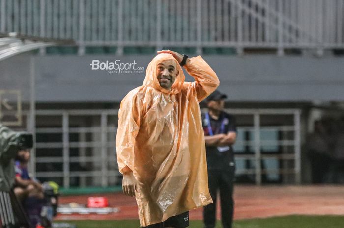 Pelatih PSM Makassar, Bernardo Tavares Fernando Jose, nampak memegangi kepala saat memantau timnya bertanding  di Stadion Pakansari, Bogor, Jawa Barat, 15 Agustus 2022.