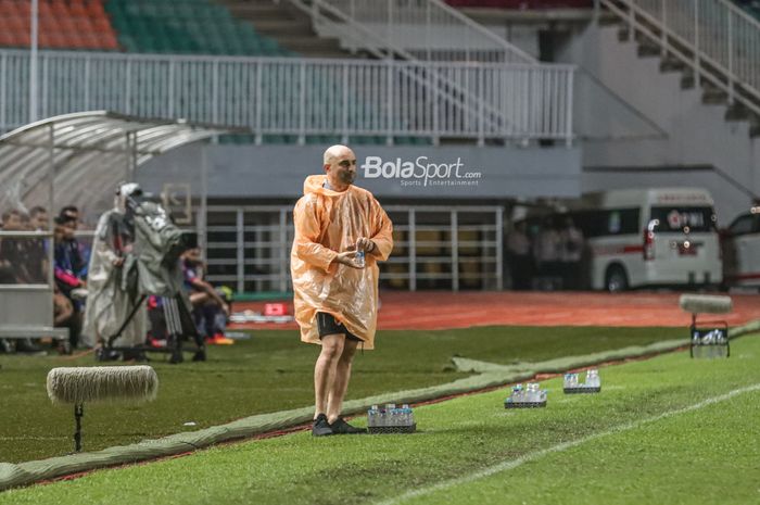 Pelatih PSM Makassar, Bernardo Tavares Fernando Jose, saat memantau timnya bertanding  di Stadion Pakansari, Bogor, Jawa Barat, 15 Agustus 2022.