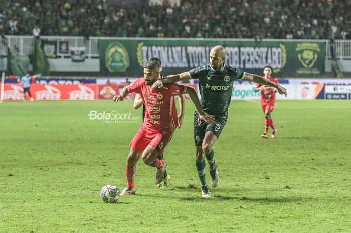 Striker Persija Jakarta, Abdulla Yusuf Abdulrahim Mohamed Helal (kiri), sedang menguasai bola dan dibayangi bek Persikabo 1973 bernama Lucas Gama Moreira (kanan) dalam laga pekan keempat Liga 1 2022 di Stadion Pakansari, Bogor, Jawa Barat, 14 Agustus 2022.