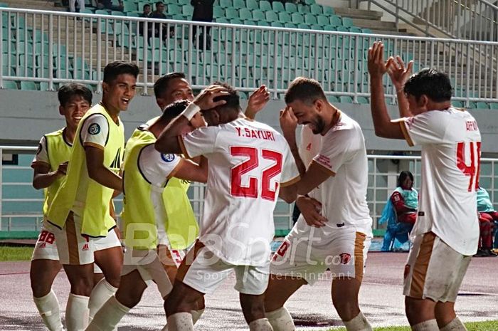 Selebrasi para pemain PSM Makassar usai mencetak gol ke gawang RANS Nusantara FC dalam laga pekan keempat Liga 1 2022 di Stadion Pakansari, Bogor, Jawa Barat, 15 Agustus 2022.