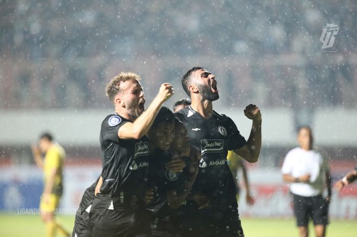 Pemain PSS Sleman saat mencetak gol ke gawang Barito Putera pada laga pekan keempat Liga 1 2022/2023 di Stadion Maguwoharjo, Sleman, Sabtu (13/8/2022).