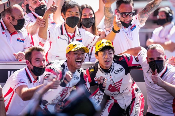 Somkiat Chantra dan Ai Ogura merayakan podium ganda Honda Team Asia pada balapan Moto2 di Sirkuit Termas de Rio Hondo, Argentina, 3 April 2022. Chantra dan Ogura menjadi kandidat pembalap baru LCR Honda pada MotoGP musim 2023.