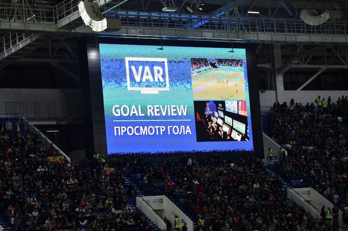 Layar stadion menunjukkan evaluasi gol melalui VAR dalam duel Spanyol vs Maroko pada Piala Dunia 2018 di Kaliningrad, Rusia (25/6/2018).