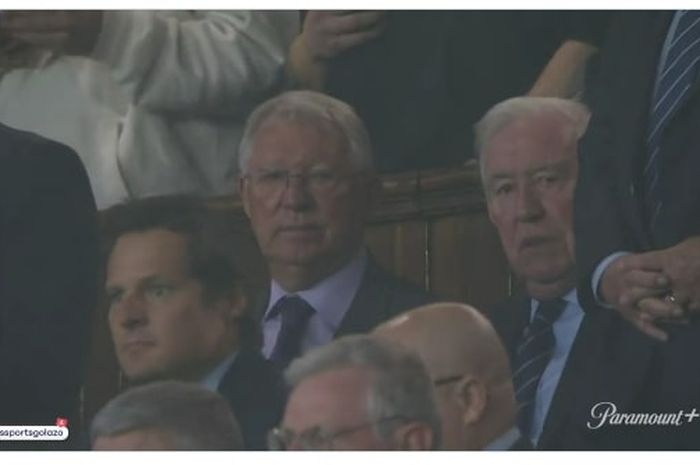 Pelatih legendaris Manchester United, Sir Alex Ferguson, harus melihat dinasti 26 tahun yang ia bangun hancur karena mantan klubnya menambah satu kekalahan.