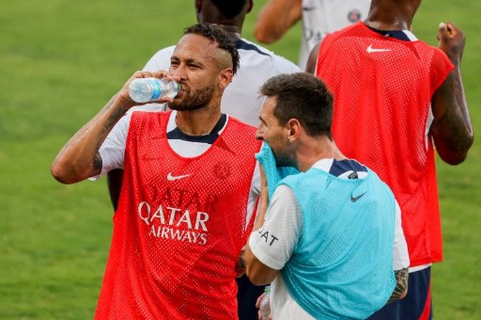 Neymar dan Lionel Messi dalam sesi latihan Paris Saint-Germain di Tel Aviv, Israel (30/7/2022).