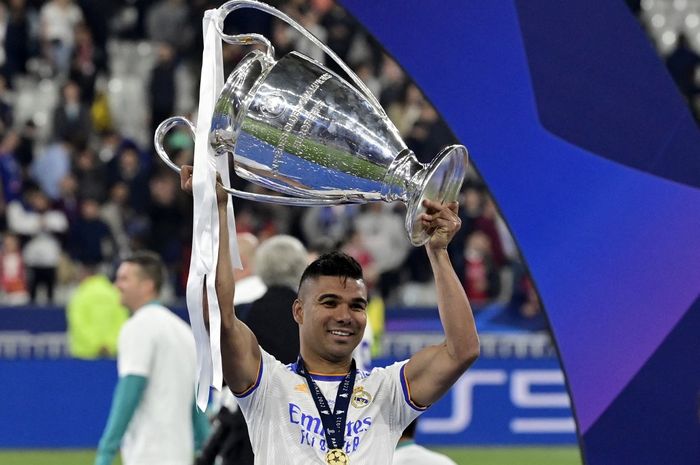 Casemiro mengangkat trofi juara Liga Champions usai Real Madrid kalahkan Liverpool pada final di Stade de France, Paris (28/5/2022).