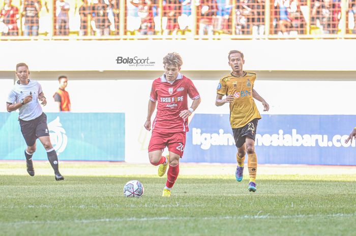 Gelandang Persis Solo, Ryo Matsumura (kiri), sedang menguasai bola dan dibayangi pemain Bhayangkara FC bernama Wahyu Subo Seto (kanan) dalam laga pekan kelima Liga 1 2022 di Stadion Wibawa Mukti, Cikarang, Jawa Barat, 19 Agustus 2022.