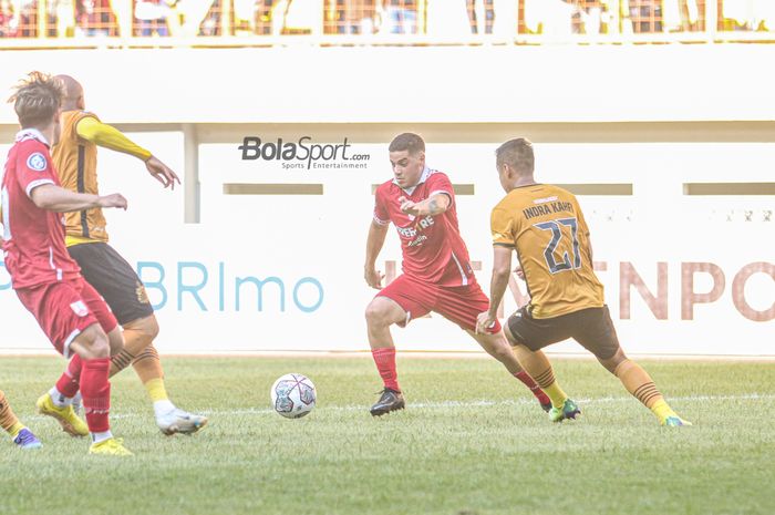 Gelandang Persis Solo, Alexis Nahuel Messidoro (tengah), sedang menguasai bola dalam laga pekan kelima Liga 1 2022 di Stadion Wibawa Mukti, Cikarang, Jawa Barat, 19 Agustus 2022.