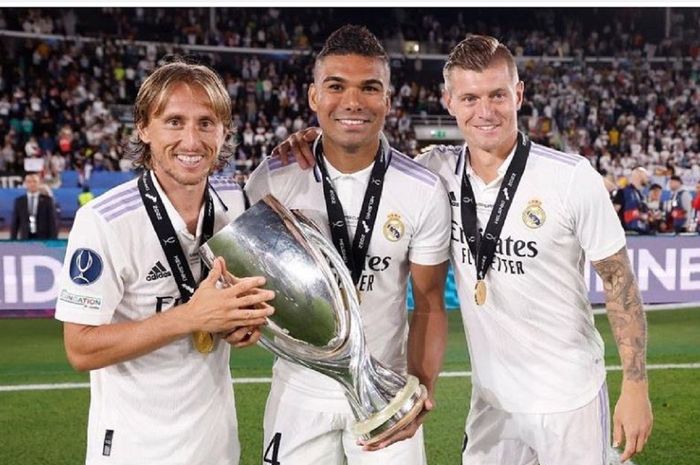 Luka Modric, Casemiro, Toni Kroos, ketika menjuarai Piala Super Eropa 2022.