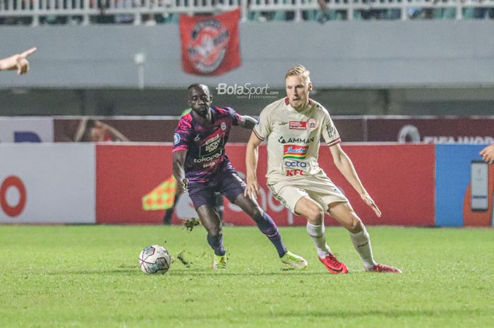 Gelandang Persija Jakarta, Hanno Behrens (kanan), sedang menguasai bola dan dibayangi pemain RANS Nusantara FC bernama Makan Konate (kiri) dalam laga pekan kelima Liga 1 2022 di Stadion Pakansari, Bogor, Jawa Barat, 20 Agustus 2022.