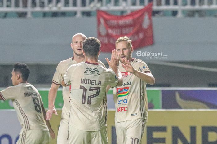 Gelandang Persija Jakarta, Hanno Behrens (kanan), mendapatkan apresiasi dari rekannya seusai mencetak gol dalam laga pekan kelima Liga 1 2022 di Stadion Pakansari, Bogor, Jawa Barat, 20 Agustus 2022.