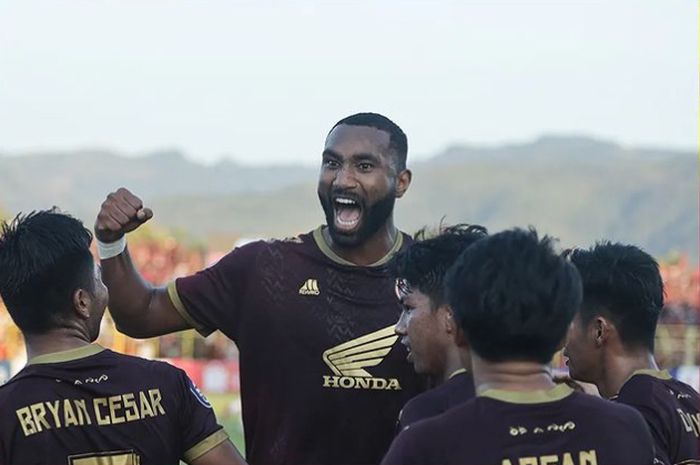 Pemain PSM Makassar, Yuran Fernandes Rocha Lopes merayakan gol bersama para pemain seusai mencetak gol ke gawang Arema FC dalam laga pekan kelima Liga 1 2022-2023, di Stadion BJ Habibie, Parepare, Sabtu (20/8/2022).