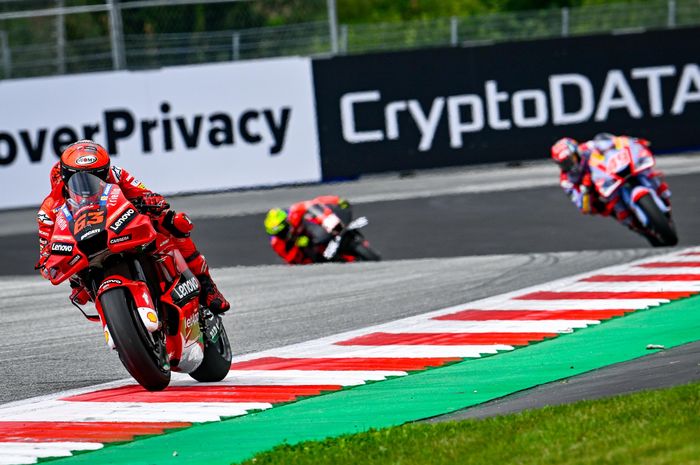 Francesco Bagnaia (Ducati Lenovo) diikuti Fabio Di Giannantonio (Gresini Racing) dan Lorenzo Savadori (Aprilia Racing) pada latihan bebas MotoGP Austria di Red Bull Ring, 19 Agustus 2022.