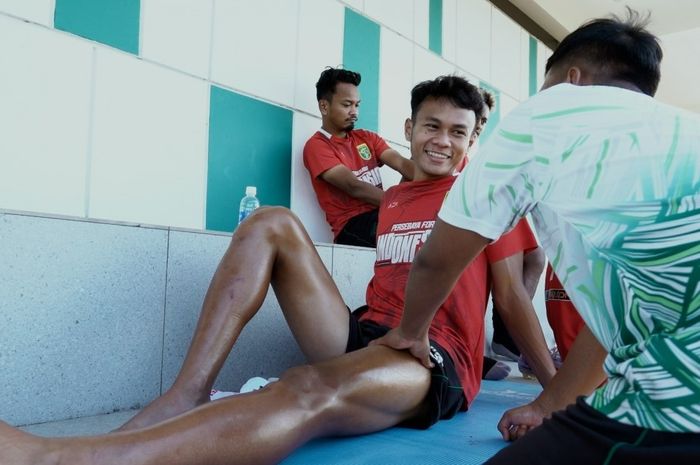 Pemain Persebaya Surabaya, Koko Ari, saat mendapatkan perawatan dari tim fisioterapis.