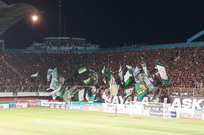 Aksi suporter PSS Sleman saat laga melawan Persib Bandung di Stadion Maguwoharjo, Sleman, Jumat (19/8/2022).