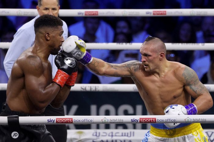 Petinju Ukraina, Oleksandr Usyk, memukul Anthony Joshua dari Inggris Raya pada pertarungan tinju kelas berat untuk gelar juara dunia WBA, WBO, IBO and IBF di The King Abdullah Sports City Arena, Jeddah, Arab Saudi, 20 Agustus 2022. Usyk menang dengan keputusan angka untuk mempertahankan gelarnya.