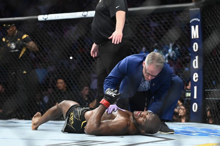 Petarung kelas welter, Kamaru Usman, diperiksa setelah kalah KO dari Leon Edwards pada pertarungan gelar kelas welter pada UFC 278 di Vivint Arena, Utah, Amerika Serikat, 20 Agustus 2022.