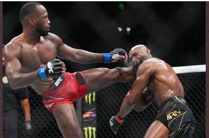 Tendangan kaki Leon Edwards saat mendarat keras di wajah Kamaru Usman pada UFC 278, Minggu (21/8/2022)