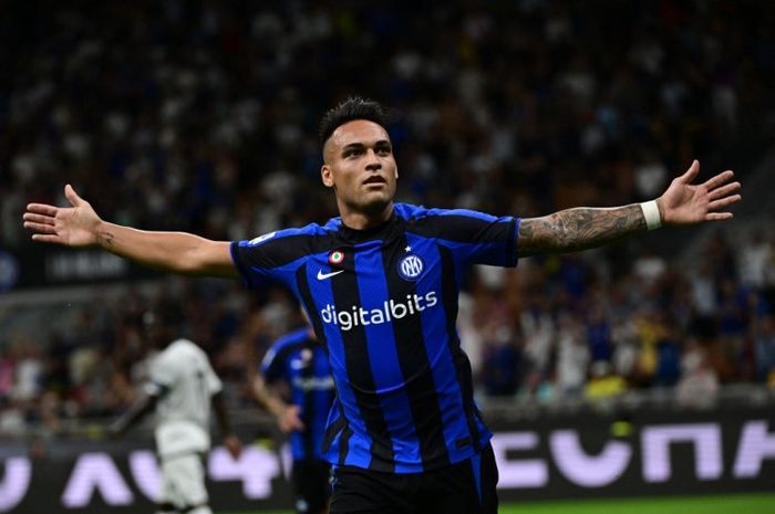 Striker Inter Milan, Lautaro Martinez, merayakan golnya ke gawang Spezia dalam laga Liga Italia 2022-2023.