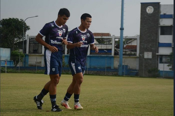 Pemain Persib Bandung, Rachmat Irianto dan Henhen Herdiana saat berlatih bersama tim, Minggu (21/8/2022).